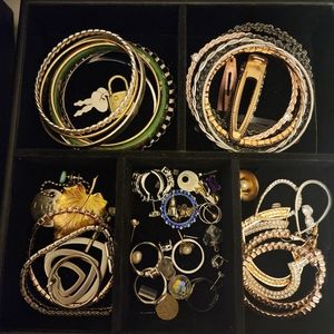 Lot of jewelry and stuff